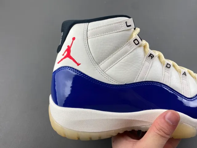 Tênis de basquete Air Jordan 11 em couro envernizado branco e azul royal 3