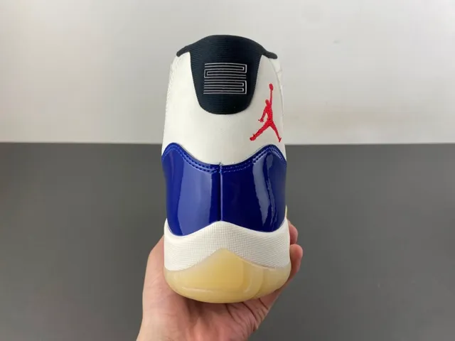 Tênis de basquete Air Jordan 11 em couro envernizado branco e azul royal 4