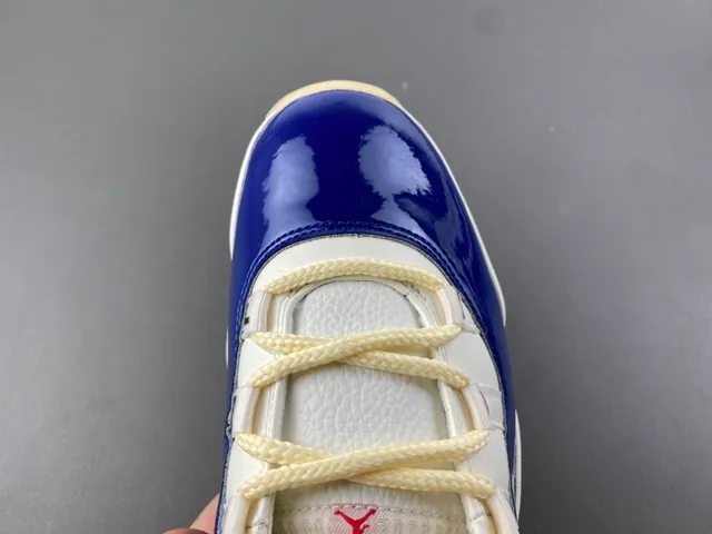 Tênis de basquete Air Jordan 11 em couro envernizado branco e azul royal 5