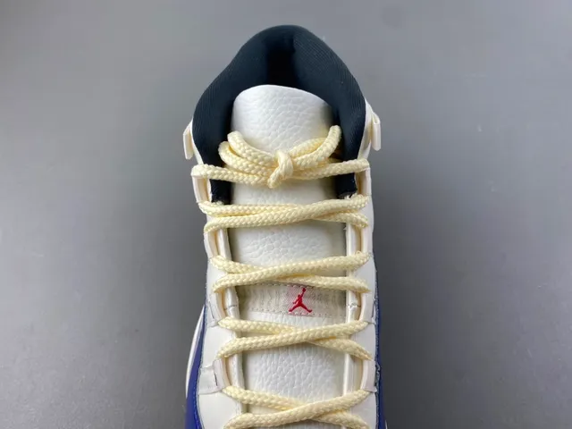 Tênis de basquete Air Jordan 11 em couro envernizado branco e azul royal 6
