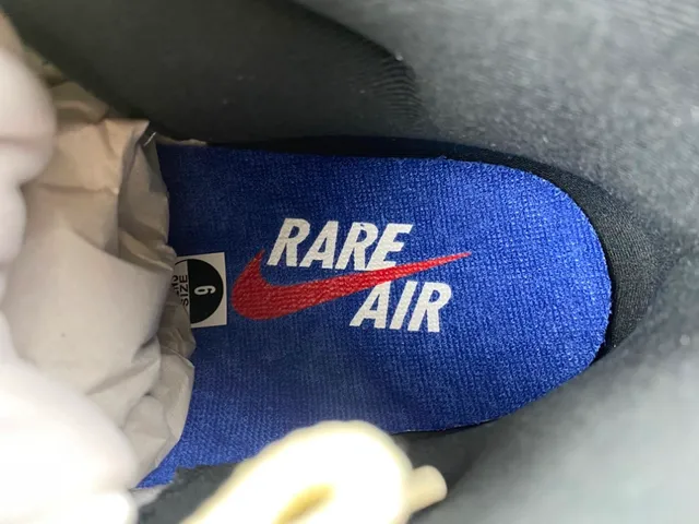 Tênis de basquete Air Jordan 11 em couro envernizado branco e azul royal 7