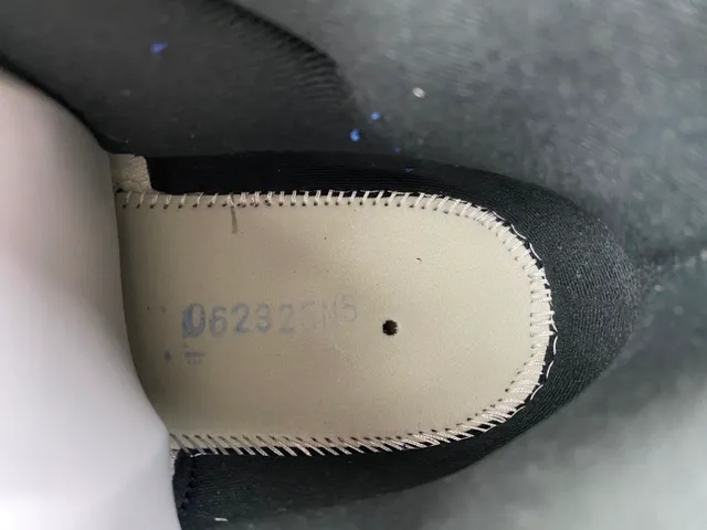 Tênis de basquete Air Jordan 11 em couro envernizado branco e azul royal 8