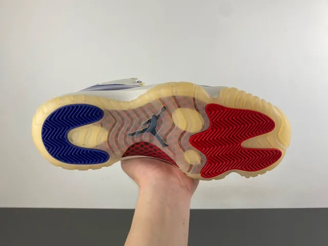 Tênis de basquete Air Jordan 11 em couro envernizado branco e azul royal 9