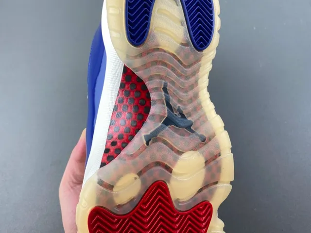 Tênis de basquete Air Jordan 11 em couro envernizado branco e azul royal 10