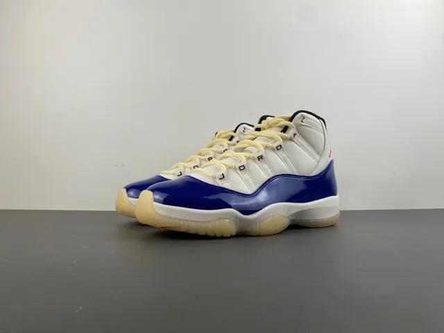 Tênis de basquete Air Jordan 11 em couro envernizado branco e azul royal 11