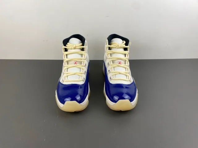Tênis de basquete Air Jordan 11 em couro envernizado branco e azul royal 12