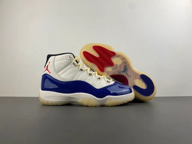 Tênis de basquete Air Jordan 11 em couro envernizado branco e azul royal 13
