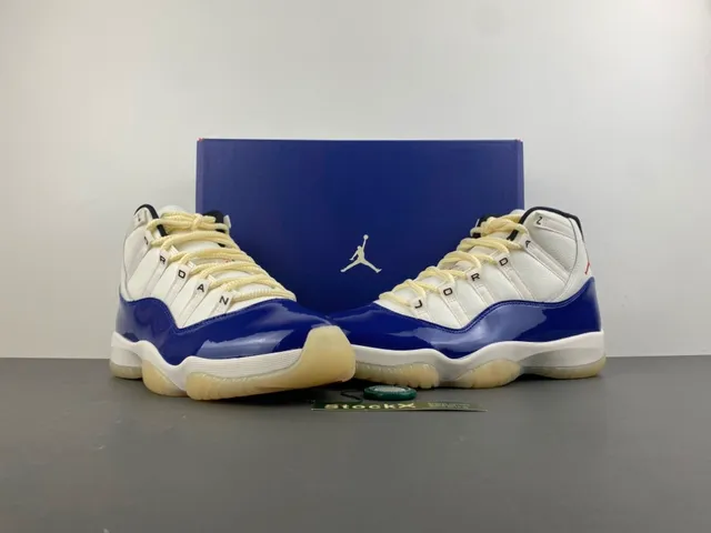 Tênis de basquete Air Jordan 11 em couro envernizado branco e azul royal 14