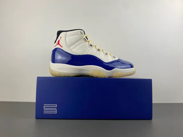 Tênis de basquete Air Jordan 11 em couro envernizado branco e azul royal 15