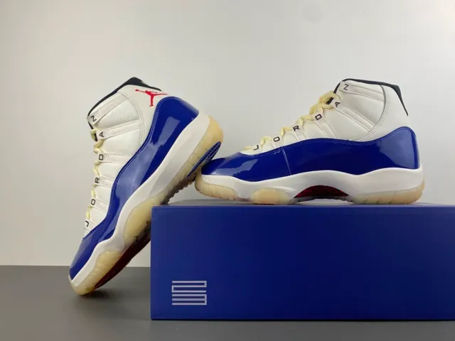 Tênis de basquete Air Jordan 11 em couro envernizado branco e azul royal 16