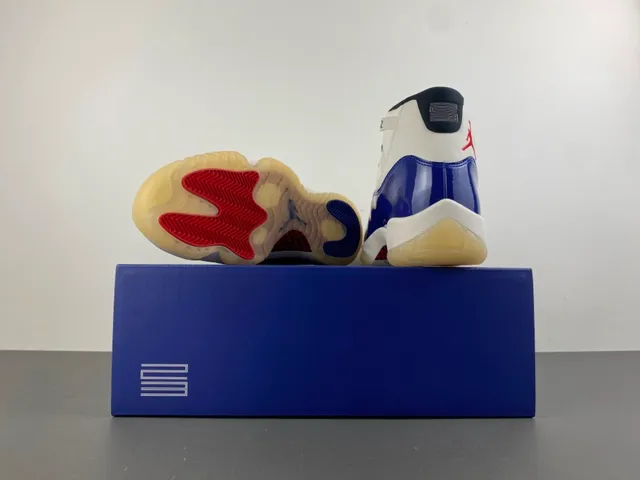 Tênis de basquete Air Jordan 11 em couro envernizado branco e azul royal 17