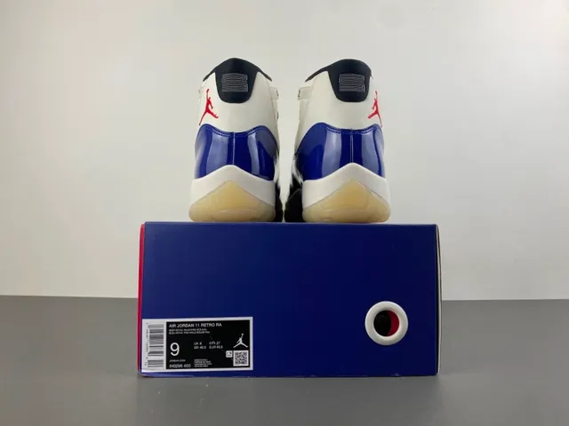 Tênis de basquete Air Jordan 11 em couro envernizado branco e azul royal 18