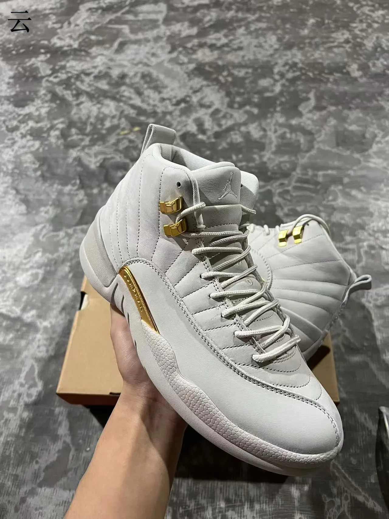 Air Jordan 12 Zapatos de baloncesto gris claro y dorado 2