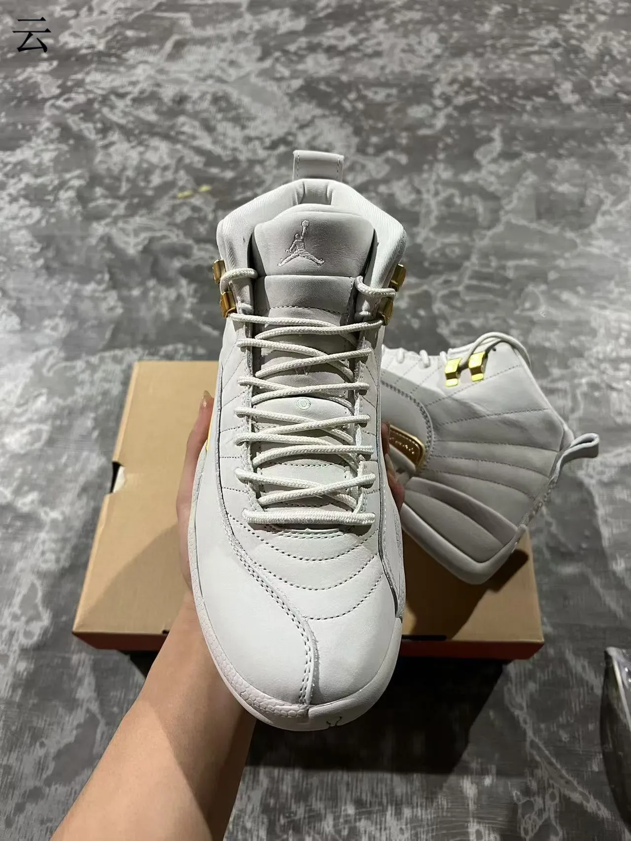 Air Jordan 12 Zapatos de baloncesto gris claro y dorado 3