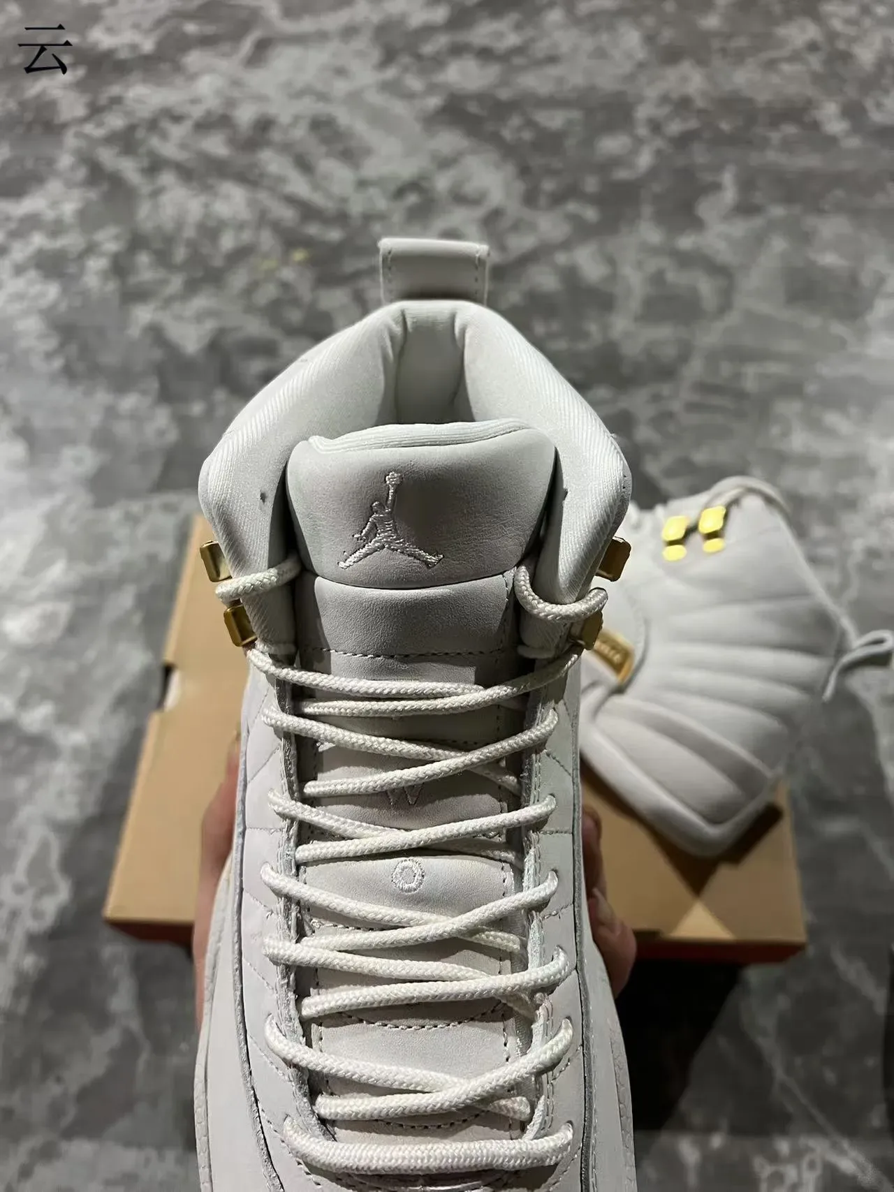 Air Jordan 12 Zapatos de baloncesto gris claro y dorado 4
