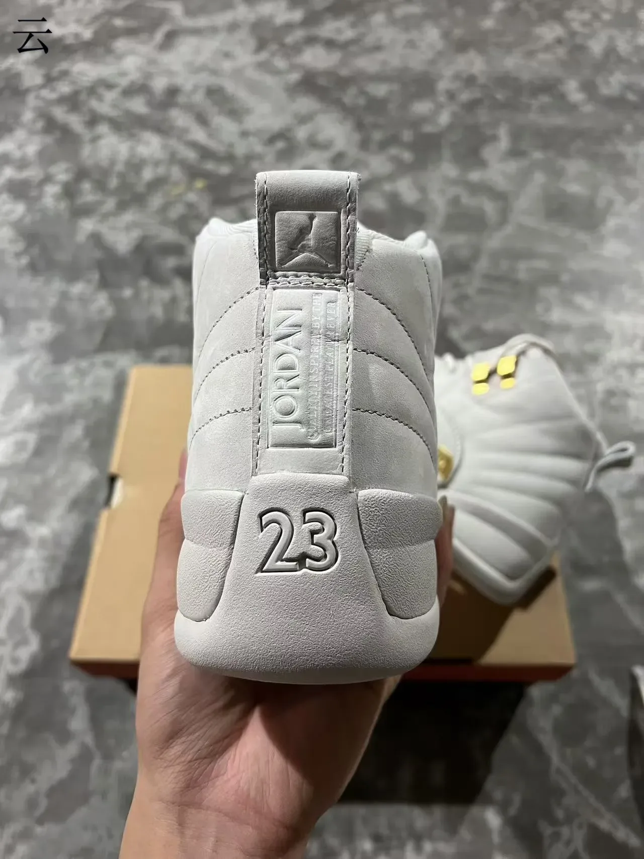 Air Jordan 12 Zapatos de baloncesto gris claro y dorado 8