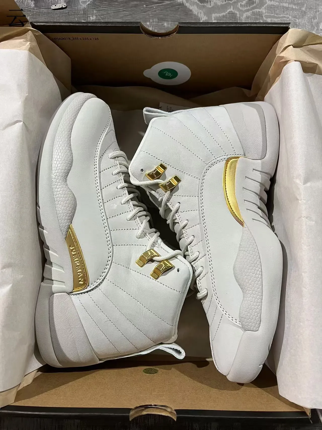 Air Jordan 12 Zapatos de baloncesto gris claro y dorado 9
