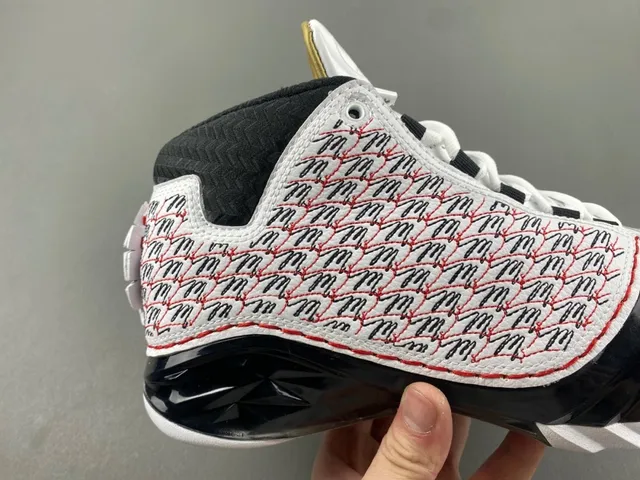 Tênis de basquete Air Jordan 12 branco, preto e vermelho com biqueira craquelada 2