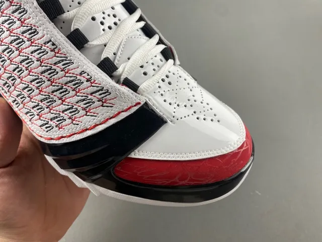 Tênis de basquete Air Jordan 12 branco, preto e vermelho com biqueira craquelada 3