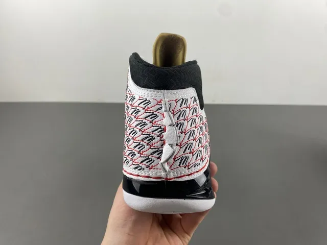 Tênis de basquete Air Jordan 12 branco, preto e vermelho com biqueira craquelada 4