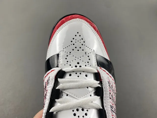 Tênis de basquete Air Jordan 12 branco, preto e vermelho com biqueira craquelada 5