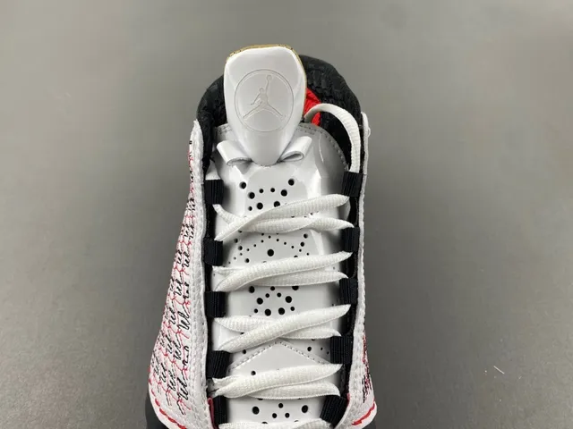 Tênis de basquete Air Jordan 12 branco, preto e vermelho com biqueira craquelada 6