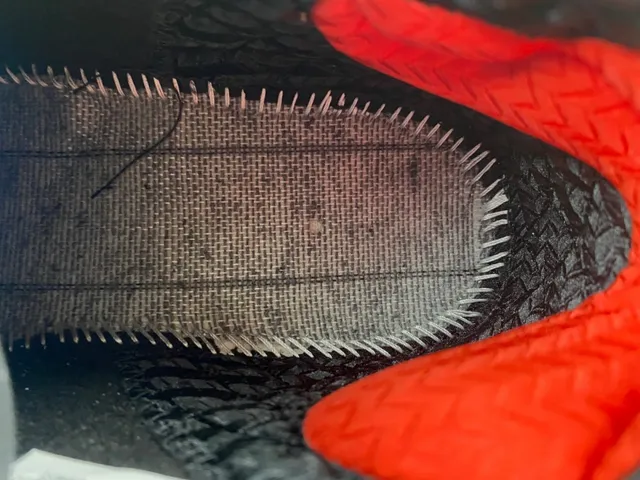Tênis de basquete Air Jordan 12 branco, preto e vermelho com biqueira craquelada 8