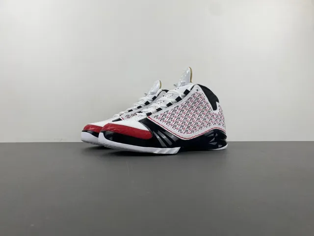 Tênis de basquete Air Jordan 12 branco, preto e vermelho com biqueira craquelada 10