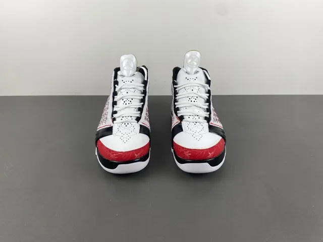 Tênis de basquete Air Jordan 12 branco, preto e vermelho com biqueira craquelada 11