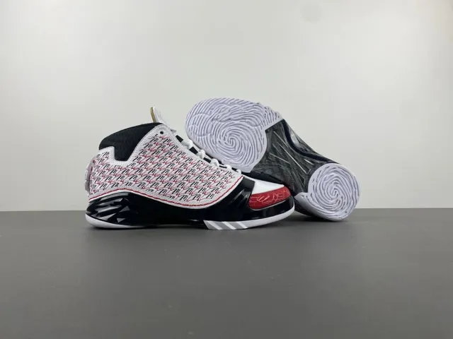 Tênis de basquete Air Jordan 12 branco, preto e vermelho com biqueira craquelada 12