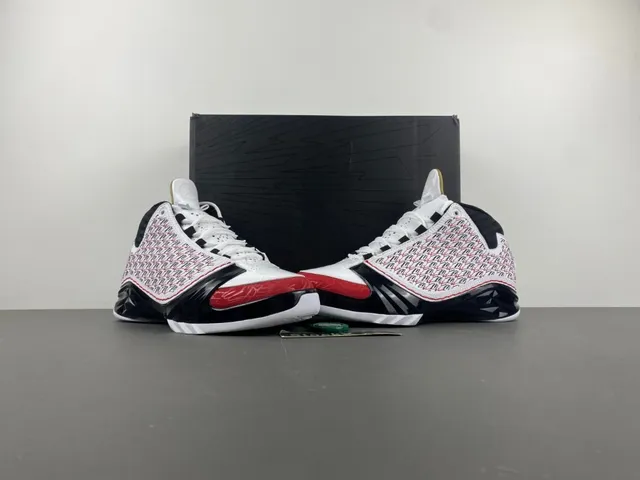 Tênis de basquete Air Jordan 12 branco, preto e vermelho com biqueira craquelada 13