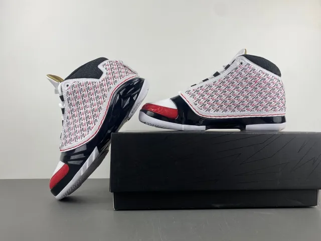 Tênis de basquete Air Jordan 12 branco, preto e vermelho com biqueira craquelada 14