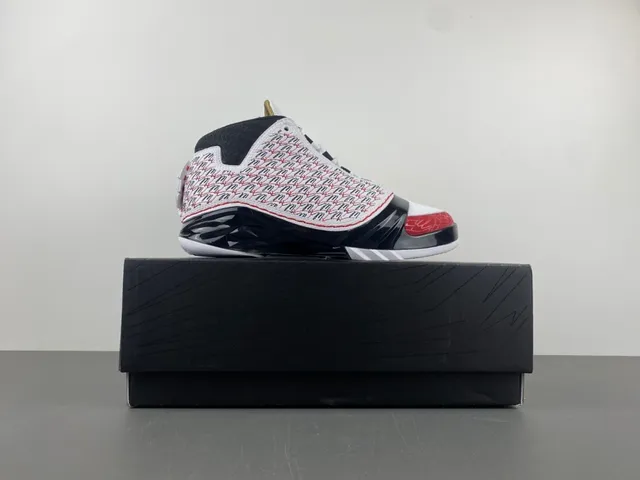 Tênis de basquete Air Jordan 12 branco, preto e vermelho com biqueira craquelada 15