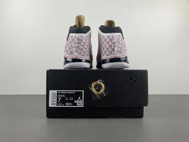 Tênis de basquete Air Jordan 12 branco, preto e vermelho com biqueira craquelada 17