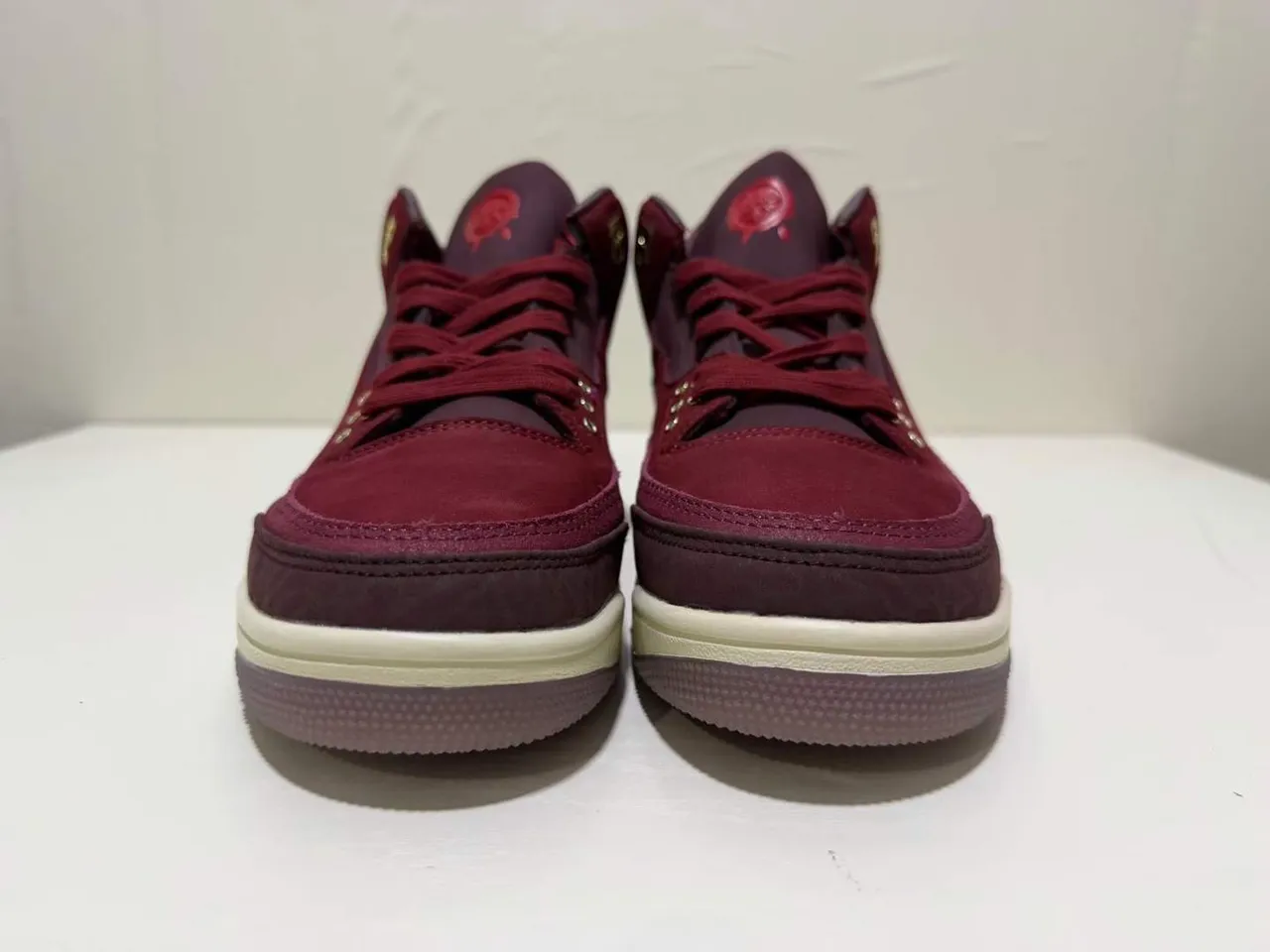 Tênis de basquete de cano alto Air Jordan 3 em camurça bordô 2