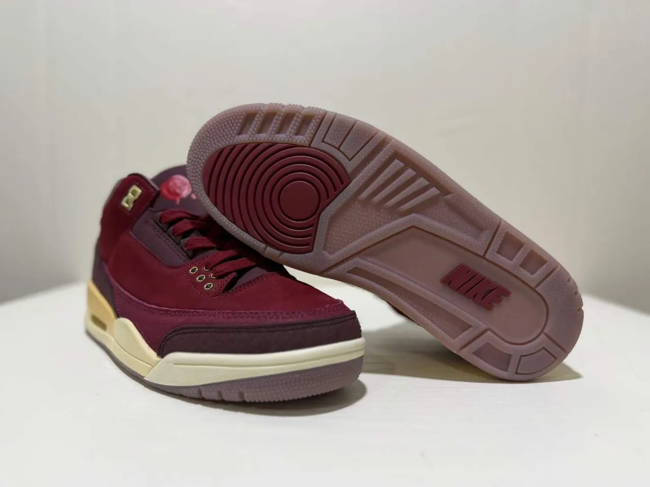 Tênis de basquete de cano alto Air Jordan 3 em camurça bordô 3