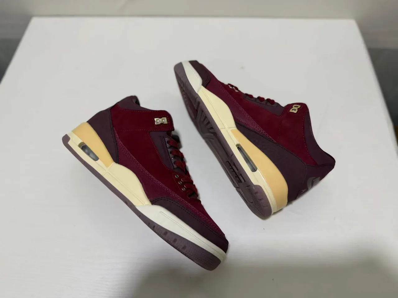 Tênis de basquete de cano alto Air Jordan 3 em camurça bordô 4