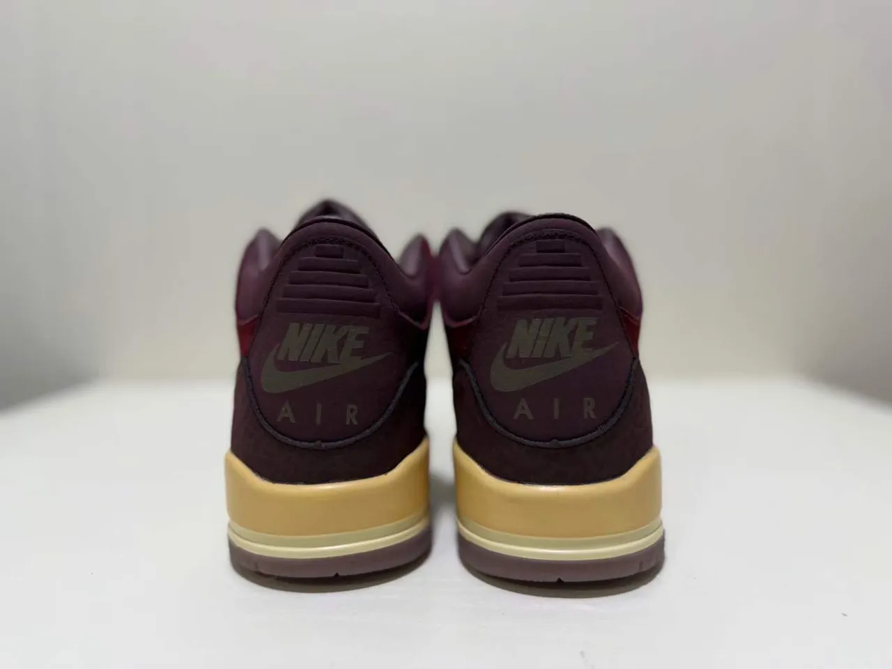 Tênis de basquete de cano alto Air Jordan 3 em camurça bordô 5