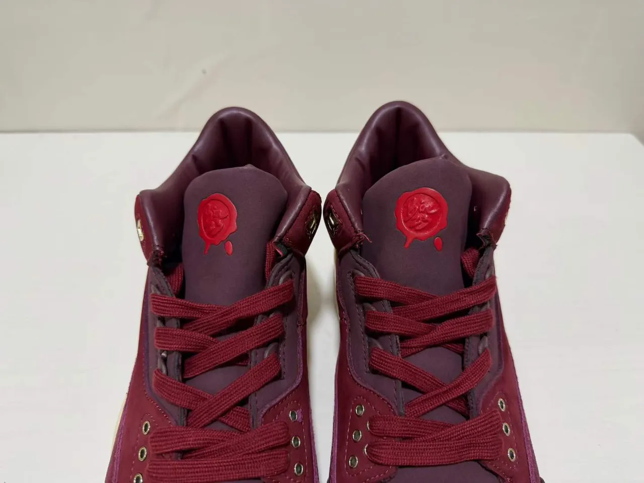 Tênis de basquete de cano alto Air Jordan 3 em camurça bordô 7