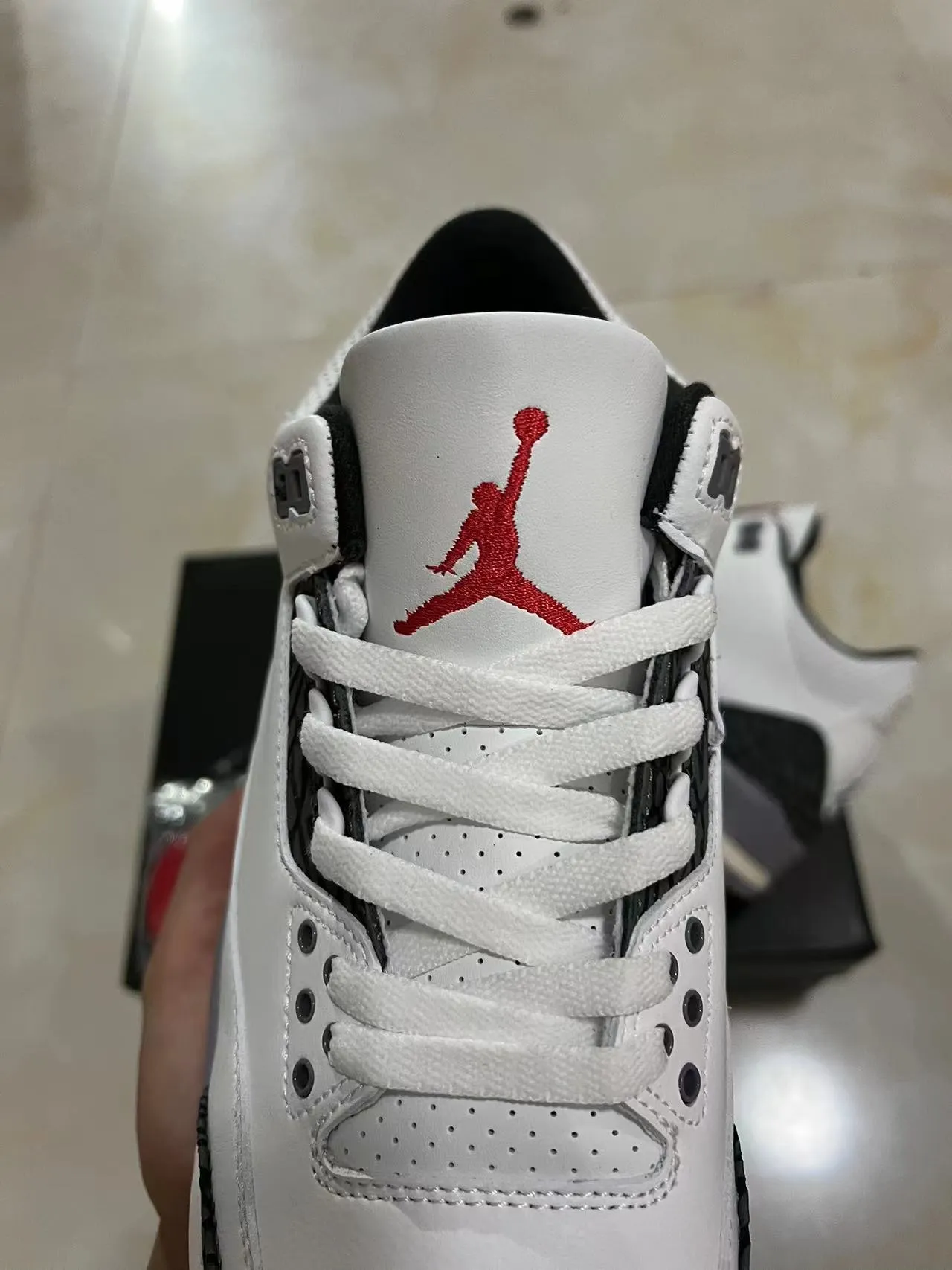 Tênis de basquete Air Jordan 3 branco preto cimento 4