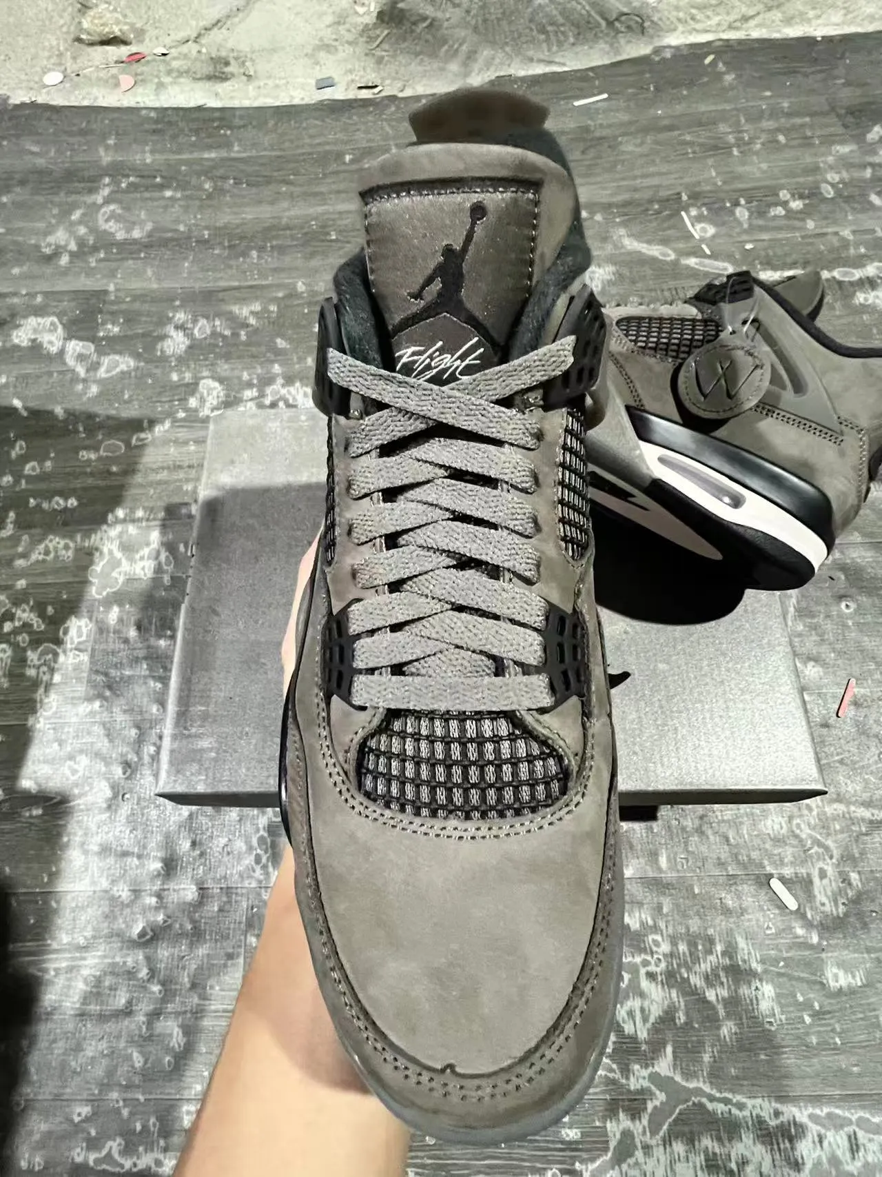 Tênis de basquete Air Jordan 4 em camurça cinza 2
