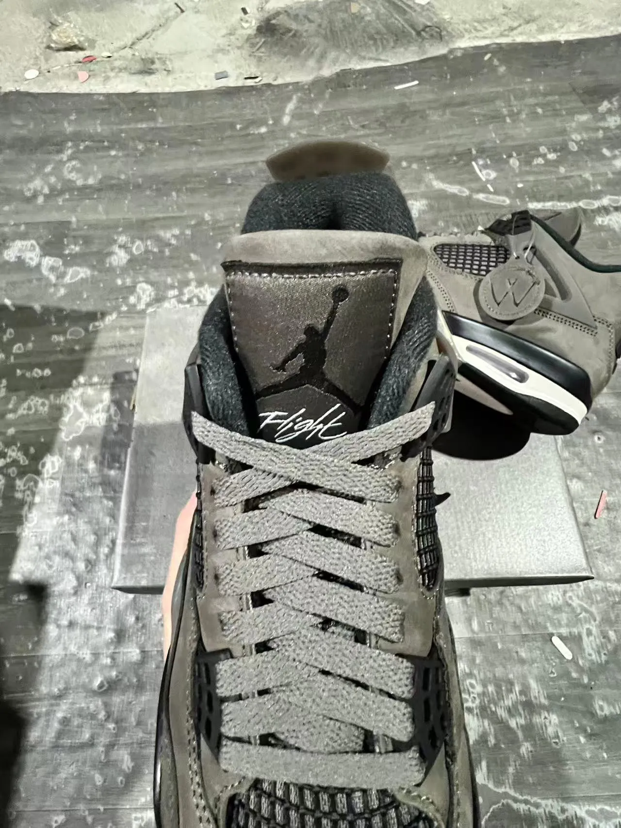Tênis de basquete Air Jordan 4 em camurça cinza 3