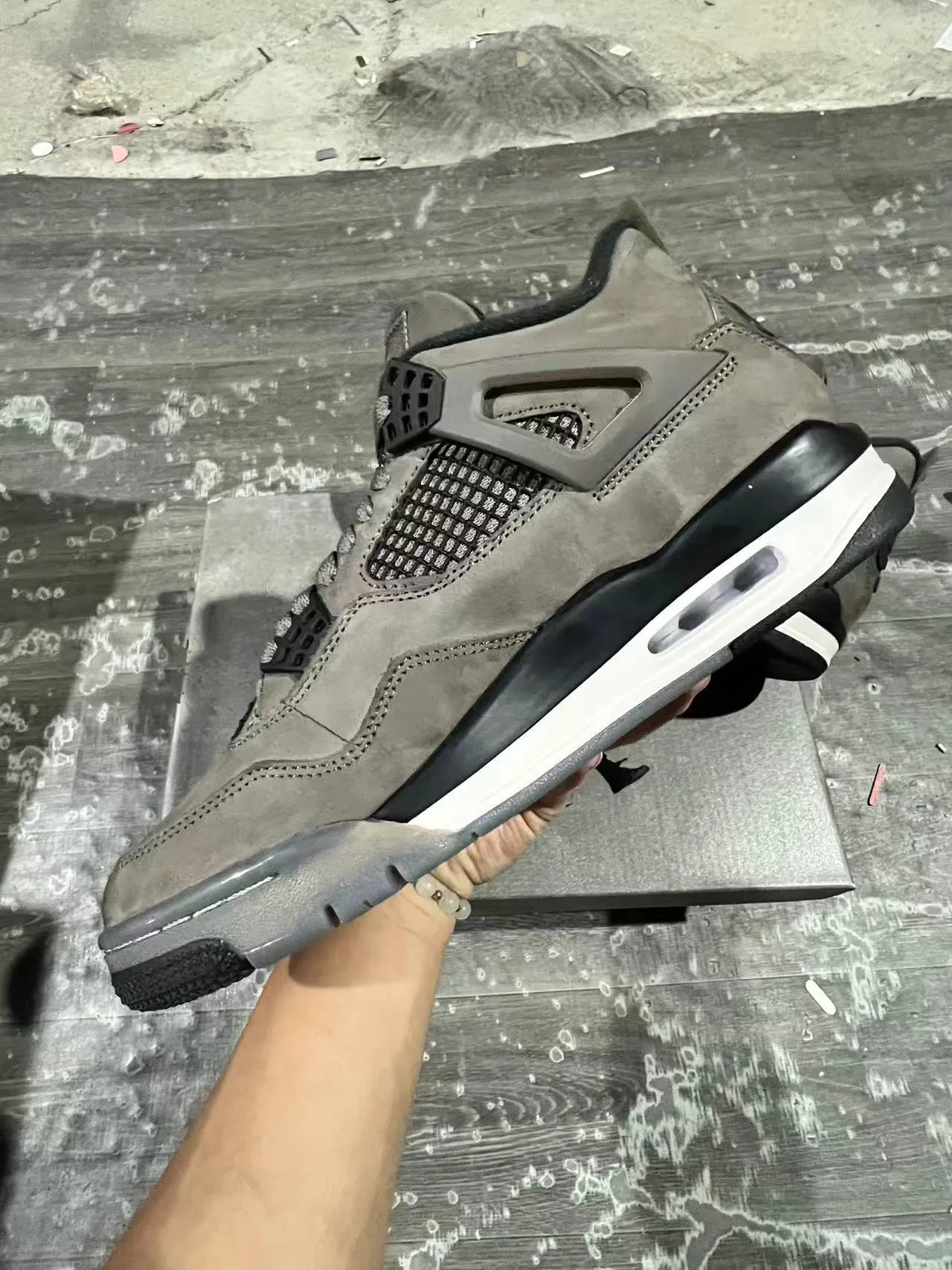 Tênis de basquete Air Jordan 4 em camurça cinza 4