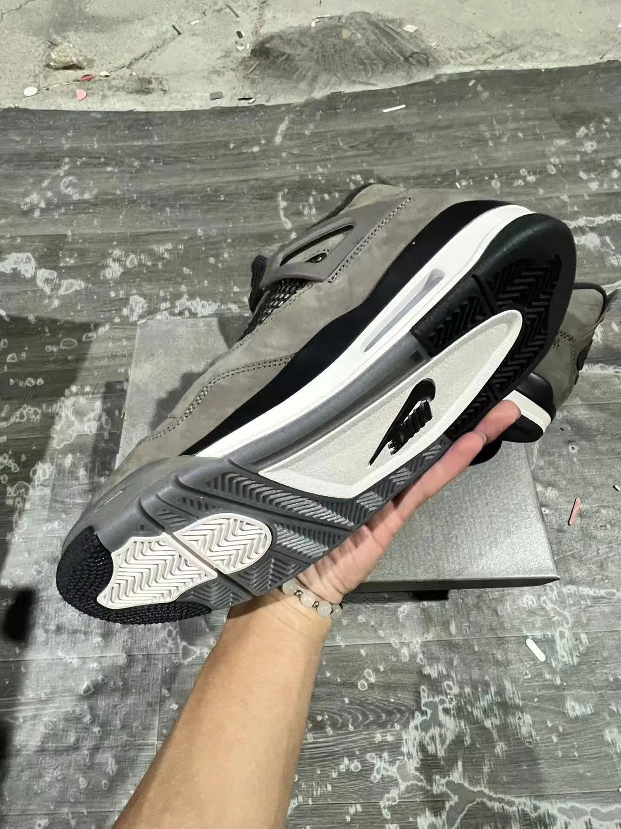 Tênis de basquete Air Jordan 4 em camurça cinza 5