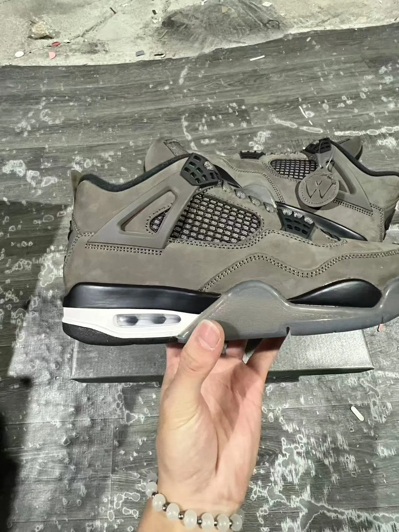 Tênis de basquete Air Jordan 4 em camurça cinza 6