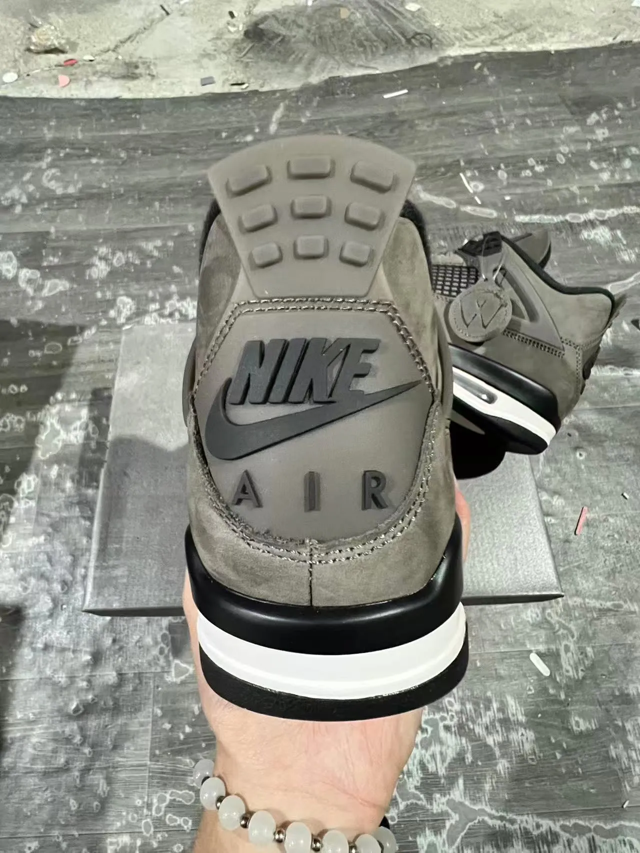 Tênis de basquete Air Jordan 4 em camurça cinza 7