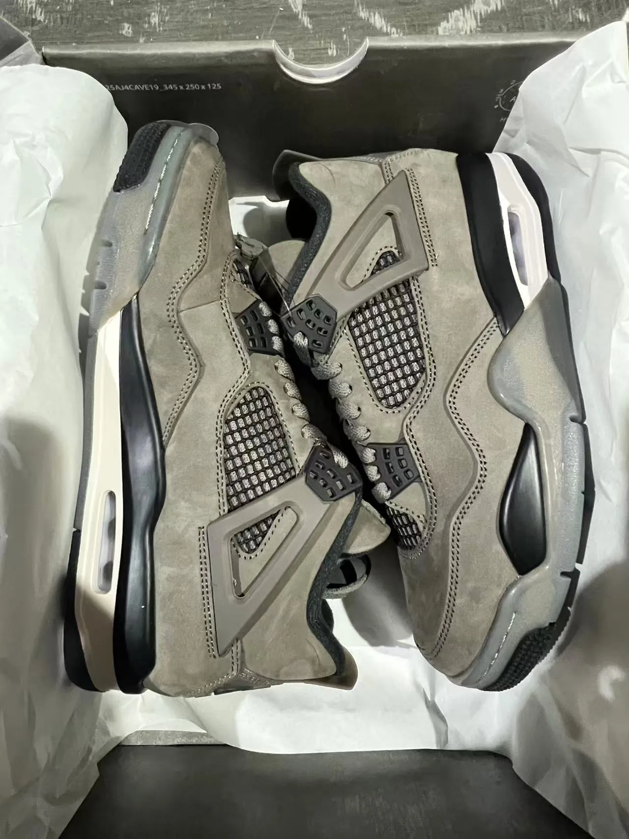 Tênis de basquete Air Jordan 4 em camurça cinza 8
