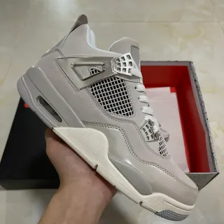 Air Jordan 4 浅灰色金属鞋带扣篮球鞋