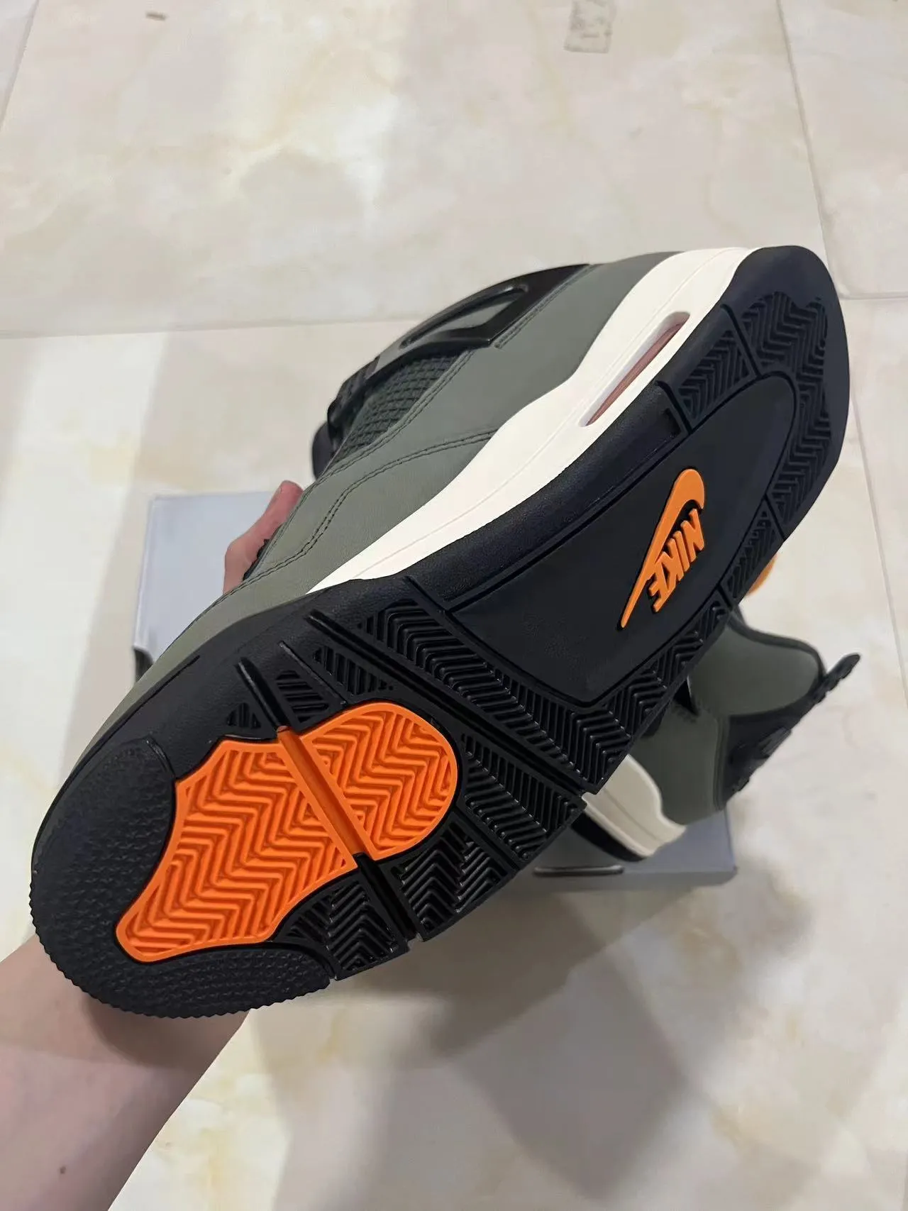 Air Jordan 4 Verde Oliva Preto Creme Tênis de Basquete 6