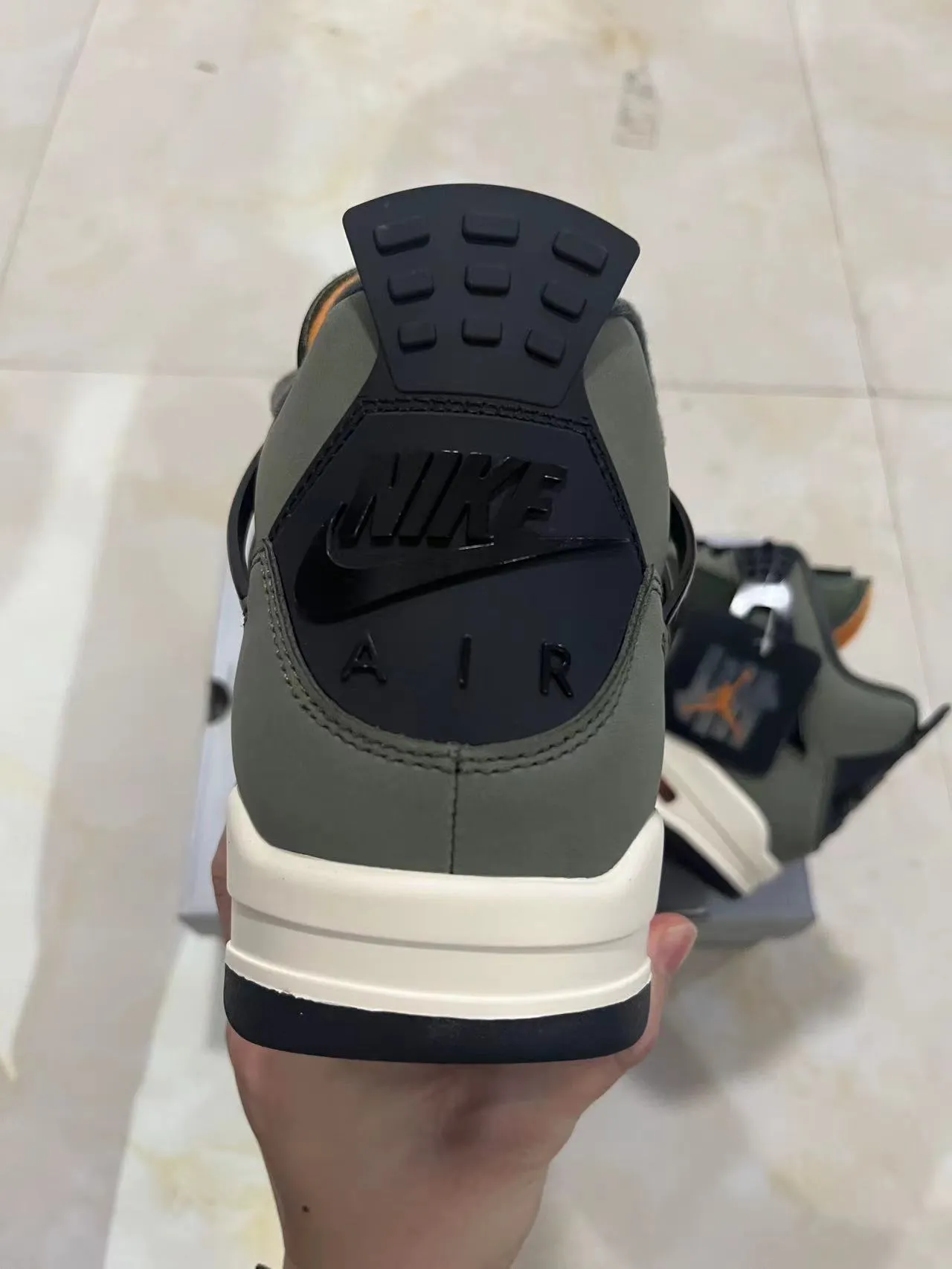 Air Jordan 4 Verde Oliva Preto Creme Tênis de Basquete 8